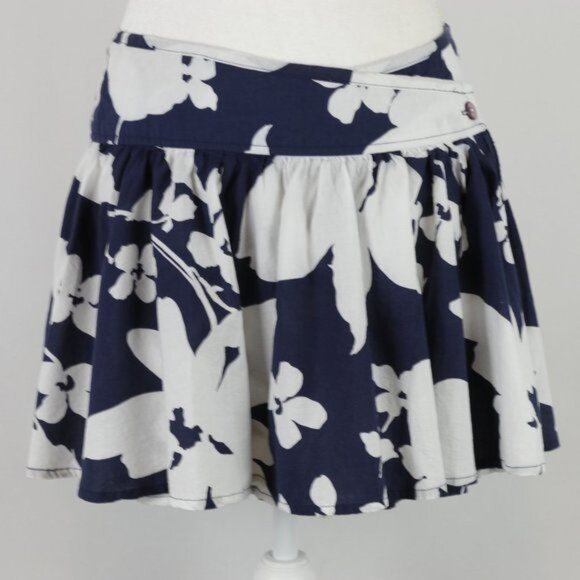 Roxy Dresses & Skirts - Roxy Juniors Size 7 Blue White Floral Ruffled Wrap Mini Skirt